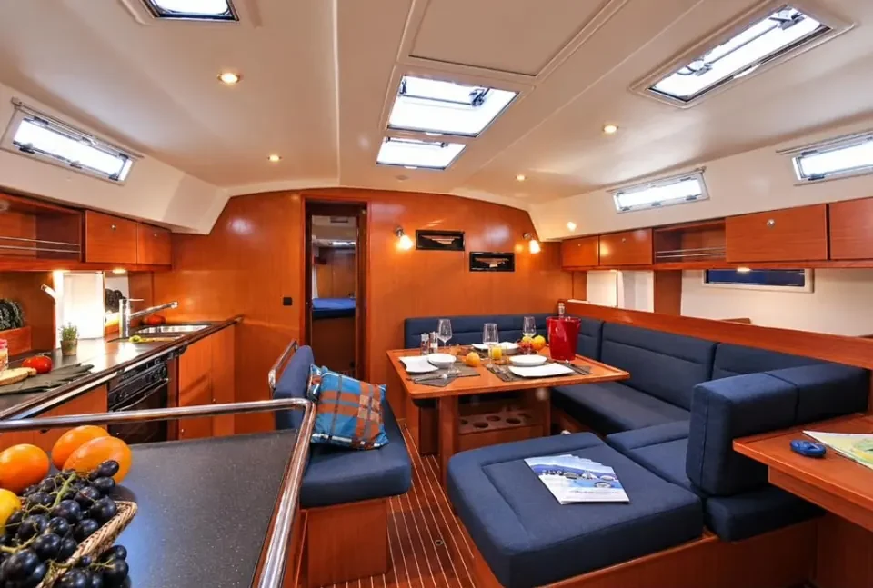 Saloon with dining table on the Bavaria Cruiser 45