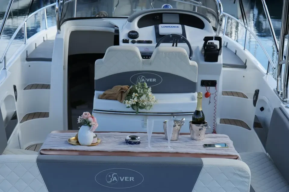 Cockpit table and seating on the Saver 750 WA