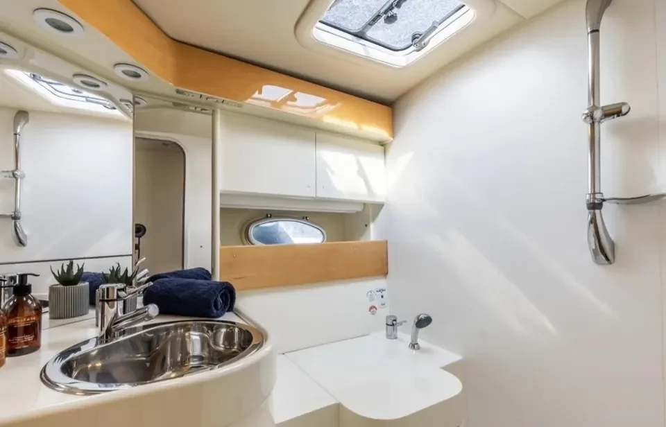 Bathroom on the Cranchi Mediterranée 43