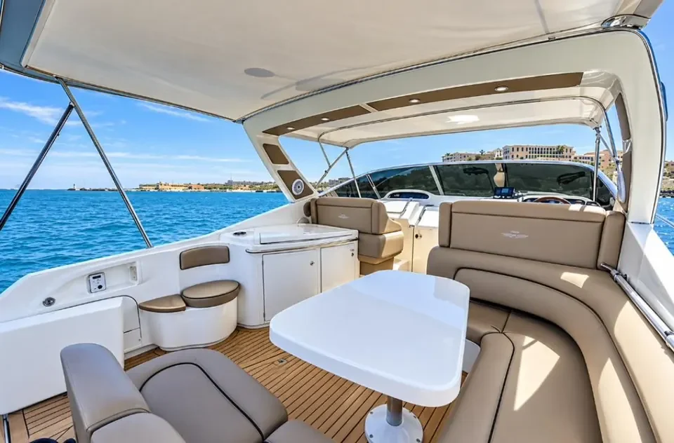 Helm and cockpit of the Cranchi Mediterranée 43
