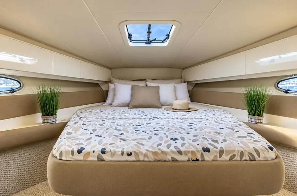 Double cabin on the Cranchi Mediterranée 43