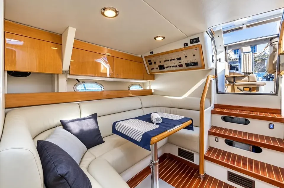 Saloon with seating on the Cranchi Mediterranée 43