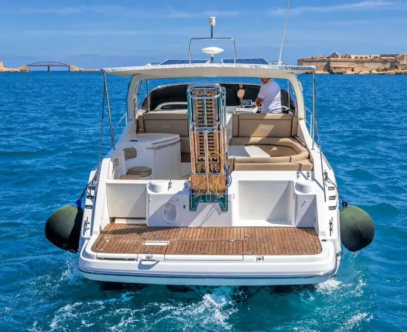 Stern and swim platform of the Cranchi Mediterranée 43