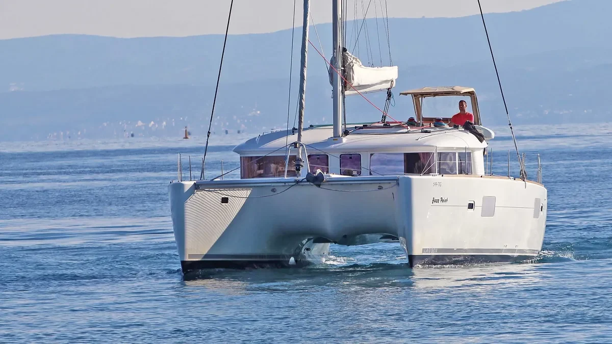 Lagoon 400 exterior view 1