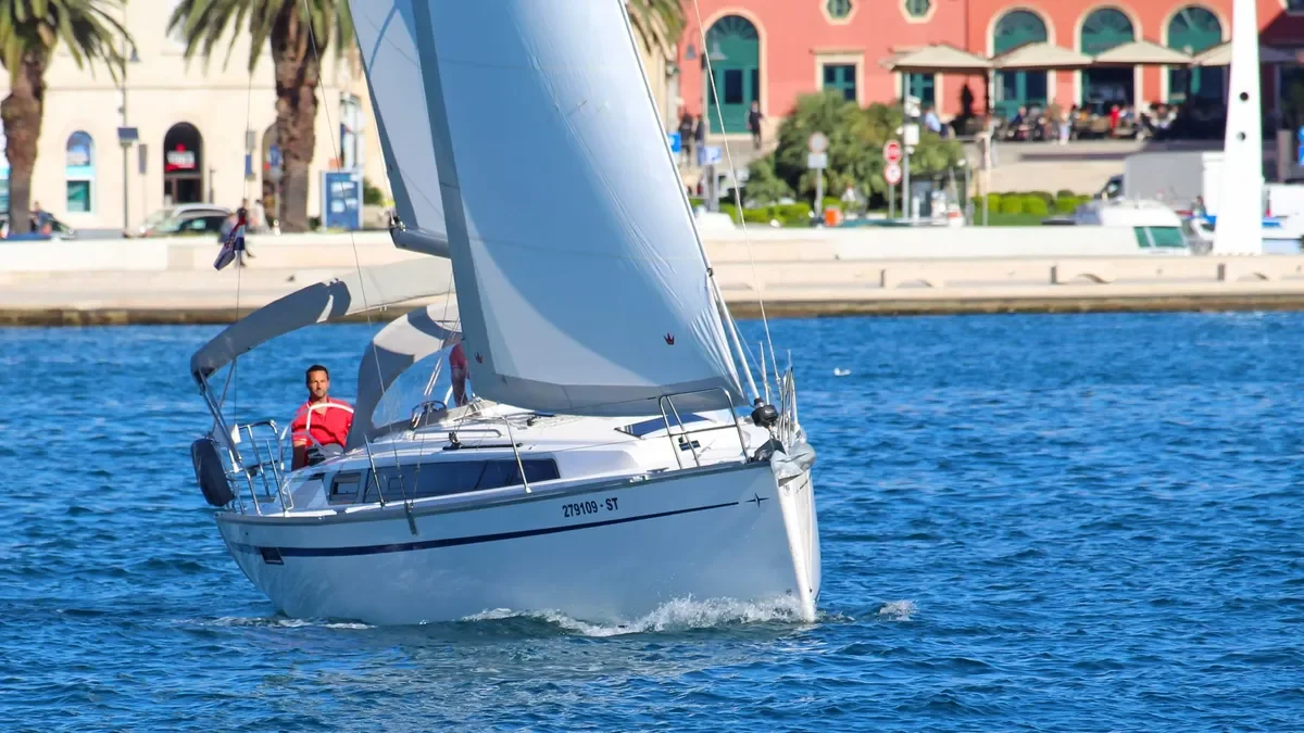 BAVARIA Cruiser 34 exterior view 1